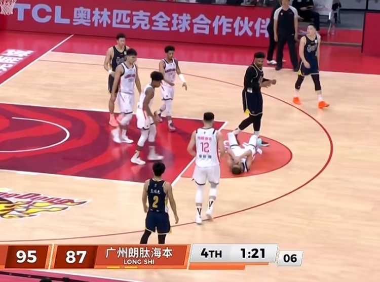 ng体育-看着就疼！萨林杰背打转身无意肘到郭艾伦脸部 被判进攻犯规！